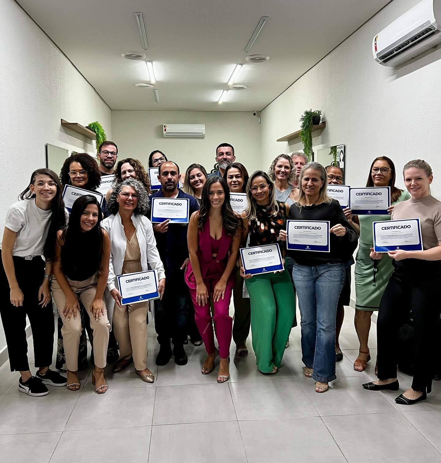 Turma do curso da Salut com os certificados no fim do treinamento