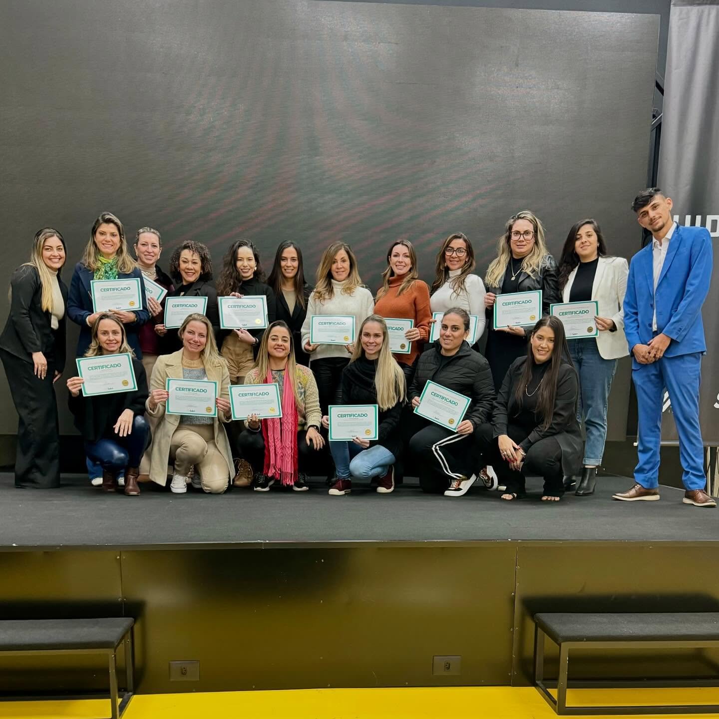 Turma da Salut no palco durante a formatura