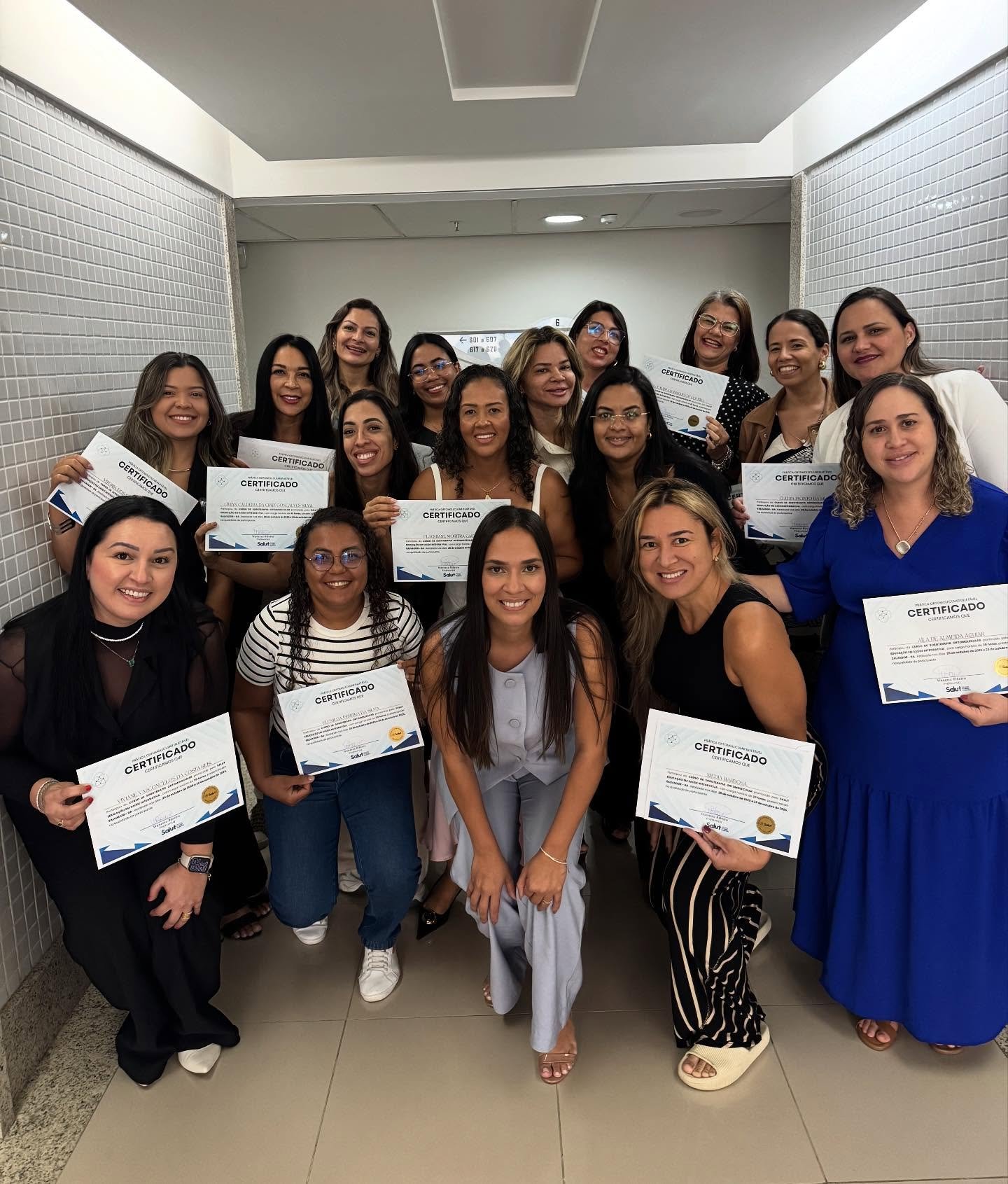 Turma com certificados no corredor da unidade